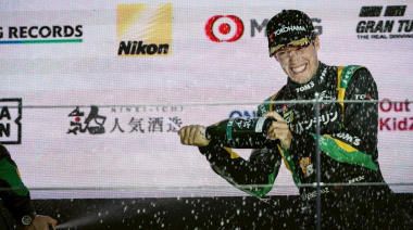 Sacha Fenestraz ganó en Fuji una carrera interrumpida por la lluvia