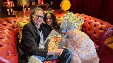 Rosalía se reunió con Charly García en Buenos Aires e intercambiaron regalos