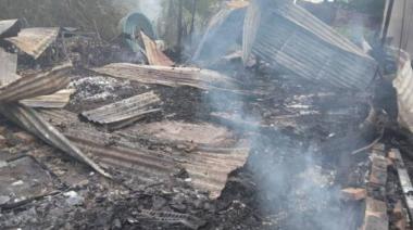 Incendio en José Hernández: tres viviendas fueron destruidas y un auto quedó reducido a cenizas