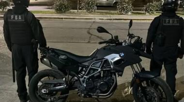 Motocicleta BMW con pedido de captura es secuestrada en La Plata
