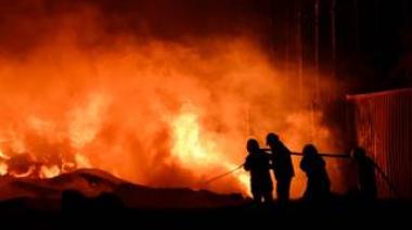 Bomberos de Berisso, Ensenada y La Plata acudieron a Ezeiza para contener un feroz incendio