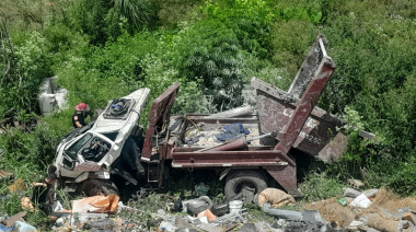 Un camión desbarrancó en una Cantera de La Plata