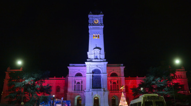 Alak felicitó a Estudiantes por el campeonato y la municipalidad se iluminó de rojo y blanco