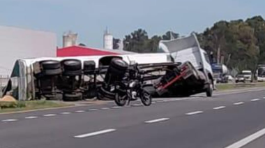 La Plata: volcó un camión cargado de maíz en la Ruta 2