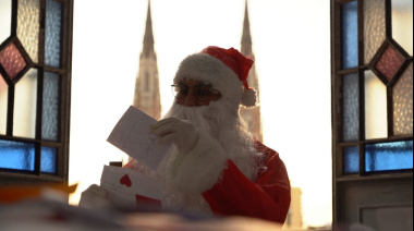 Papá Noel leyó las cartas que niñas y niños dejaron en el Palacio Municipal