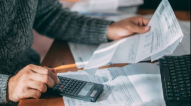 Enero vuelve a pegarle al bolsillo: los aumentos que impactarán en Argentina