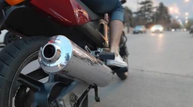 Buscan prohibir en La Plata los escapes libres de las motos y endurecer las multas