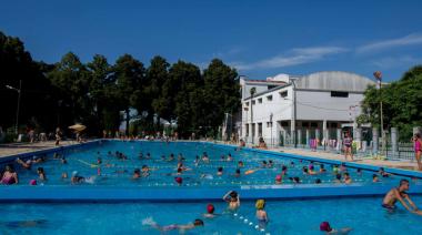 Comenzó la temporada de pileta en la UNLP: requisitos, horarios y precios