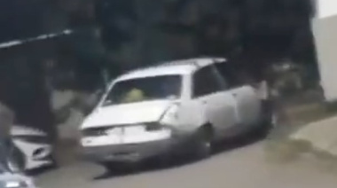 Berisso: un Peugeot 504 chocó contra una casa y la Policía duda de la versión del conductor