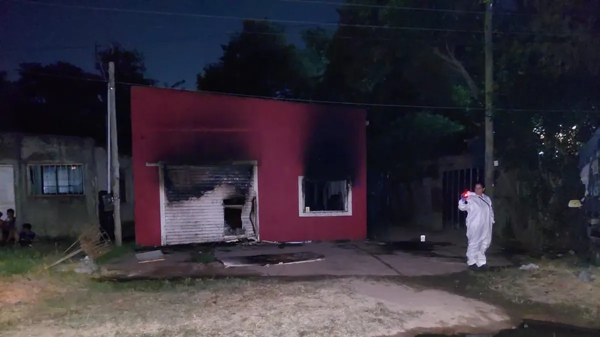 Incendio trágico en Los Hornos: murieron una mujer y sus dos hijas de 4 y 7 años