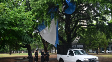 La Plata: el temporal rompió la bandera argentina de Plaza Moreno