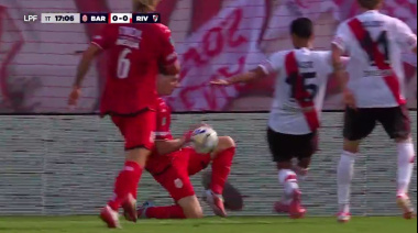 El video de la polémica mano de Barracas Central ante River: ¿Fue penal?