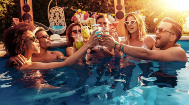 Se terminó la fiesta: desactivaron una pool party clandestina en una quinta de La Plata