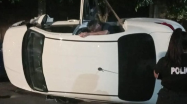 Un Uber volcó en La Plata tras chocar un auto estacionado: dos pasajeros al hospital