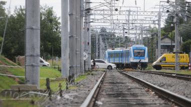 Un tren arrolló a un auto en el ramal La Plata y el servicio funciona de forma limitada