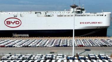 Invasión de autos chinos: el imponente barco que descargó miles de vehículos sustentables