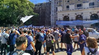 Caos en el centro platense: trabajadores del Astillero Río Santiago protestan y cortan calles clave