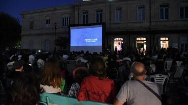 Cine bajo las estrellas y música en vivo: los mejores planes gratis para el finde en La Plata