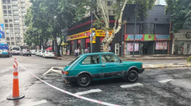 Un auto quedó encajado en Plaza Italia y generó caos de tránsito en el centro de La Plata
