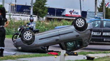 La Plata: volcó un auto en una rotonda muy transitada de la ciudad