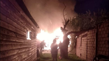 Voraz incendio destruyó tres casillas en Melchor Romero y dejó pérdidas totales