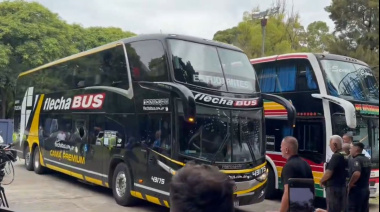 Incidentes en el clásico platense: apedrearon el micro de Estudiantes en su llegada al Bosque