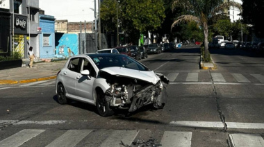 Choque y tensión en La Plata: cruzó en rojo, destrozó otro auto y fue increpado