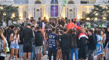 Unos 3.000 estudiantes celebraron el UPD en Plaza Moreno antes del inicio de clases