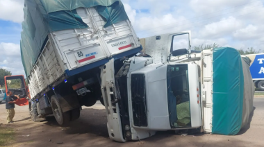 Vuelco de dos camiones en Abasto: impactante accidente en la rotonda de Ruta 36 y 520