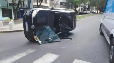 La Plata: un taxi chocó con un auto que terminó volcado en 2 y 60