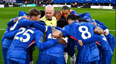 La insólita arenga del Chelsea: hicieron la charla motivacional con el árbitro en el medio