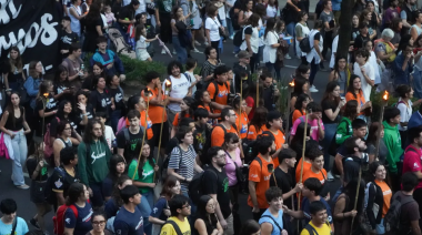 Masiva marcha de antorchas en La Plata por el financiamiento universitario