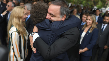 En medio de la polémica, Milei respaldó a Adorni con un abrazo en el acto por Malvinas