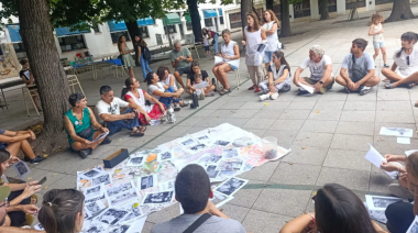 Docentes y familias de la Escuela Anexa protestaron en defensa de la universidad