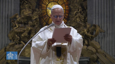 En su primera Vigilia Pascual, el papa León XIV llamó a no paralizarse ante la guerra