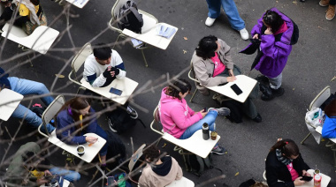 La Plata: Clase pública frente a la casa de Adorni en reclamo por la Universidad