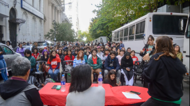 A pesar del clima, se realizó la clase pública en frente del departamento de Adorni