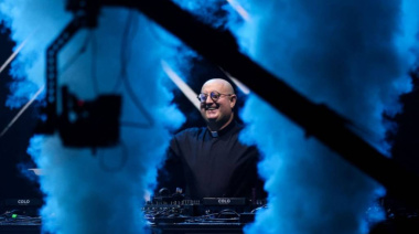 Plaza de Mayo: el cura DJ reunió a miles con música electrónica y mensaje de Francisco