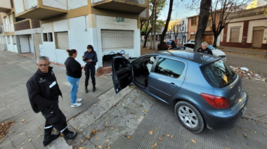 Un auto se incrustó contra un edificio en La Plata y causó destrozos