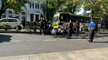 Una motociclista atropelló a tres peatones frente al Rectorado de la UNLP