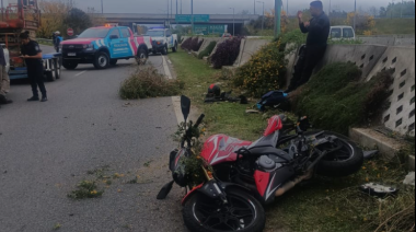 La Plata: un policía resultó herido tras caer con su moto en la bajada de la autopista