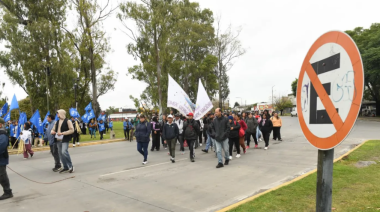 comenzó el corte en la bajada de la Autopista por una protesta de organizaciones sociales