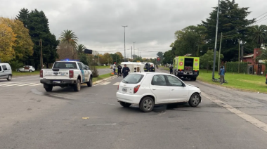 Violento choque en Camino Centenario: una camioneta volcó sobre la avenida
