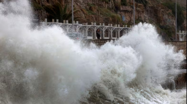Olas de hasta 7 metros, inundaciones y destrozos en la Costa Atlántica por un ciclón