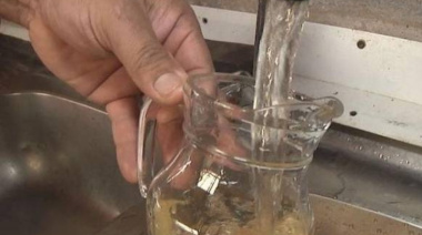 La Plata: vecinos denuncian agua marrón y ABSA bajo la mira