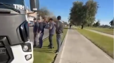 La Plata: un accidente entre una moto y un peatón involucró a un camión y generó caos