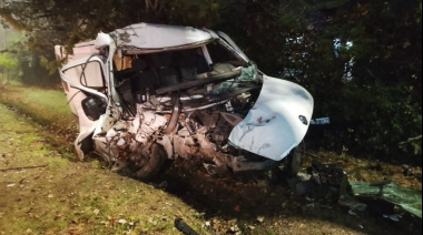 Un conductor chocó contra un poste en Berisso y fue rescatado por bomberos