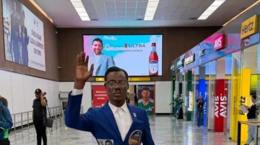 El "amuleto" del Congo llegó al Mundial: el hincha que desafió el bloqueo de visas estará presente en México