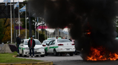 Taxistas y remiseros protestaron en la bajada de la Autopista por la falta de GNC