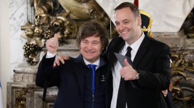 Milei respaldó a Adorni y aseguró: “Si la Justicia lo considera culpable, lo eyecto de una patada”